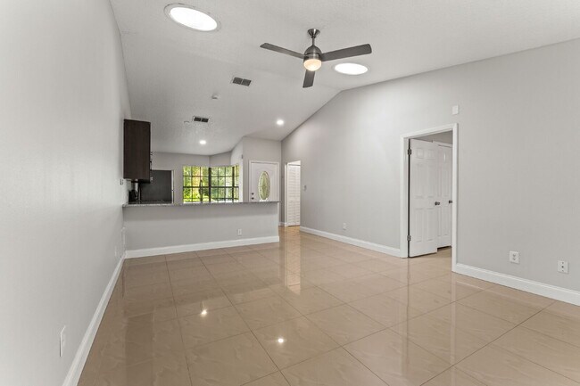 Foto del edificio - Charming 3-Bedroom Home with 2 Full Baths ...