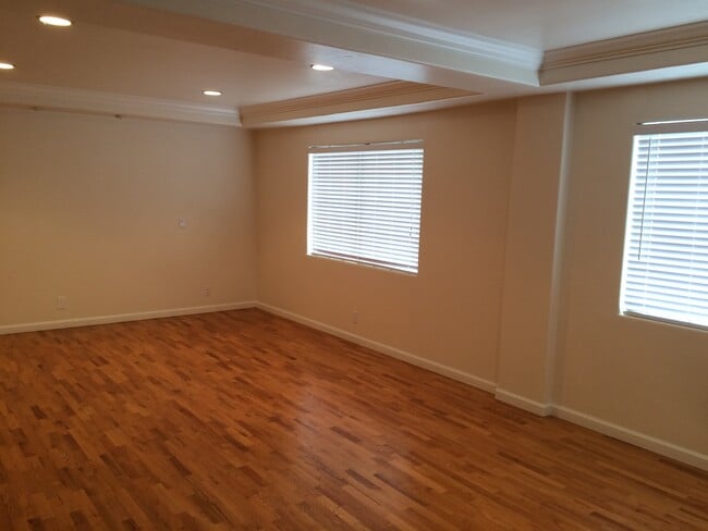 Building Photo - Great 3 Bedroom 3 Bath House in Monterey Fishermans Flats Neighborhood