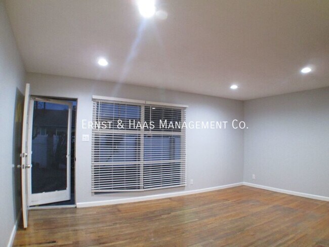Foto del edificio - Beautiful 4 Bedroom Home in Prime Long Bea...