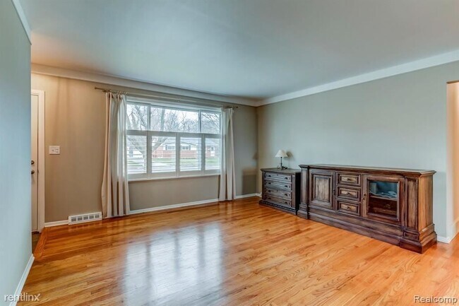 Building Photo - 3 br, 1 bath House - 1165 Fairground St