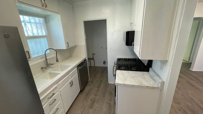 Building Photo - West LA Gem - 2 bed / 1 bath