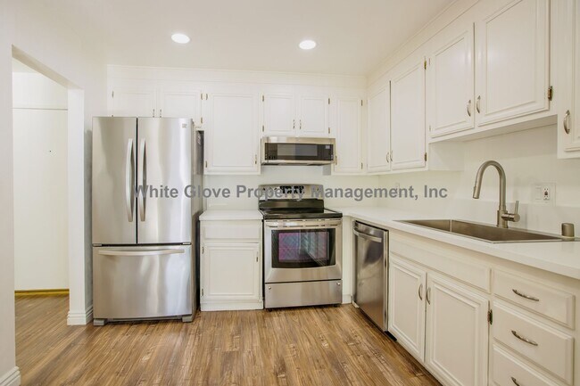 Foto del edificio - Updated Newport Beach Condo in Gated Versailles Community with Resort-Style Amenities