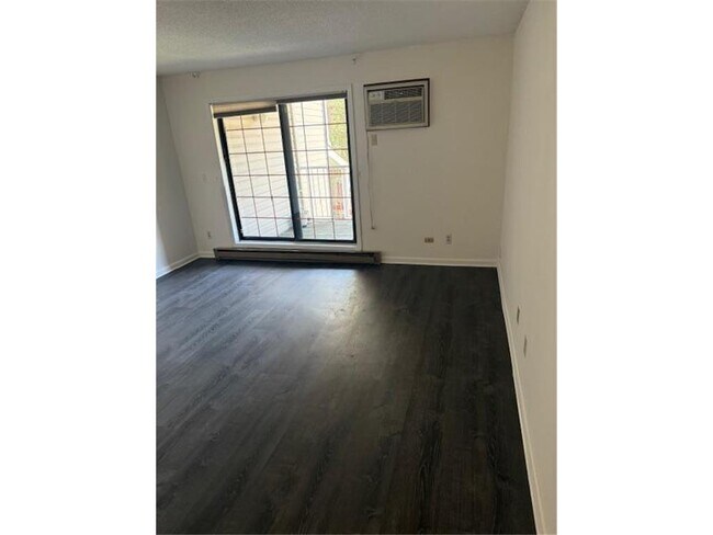 Foto del edificio - 300 Shelard Pkwy