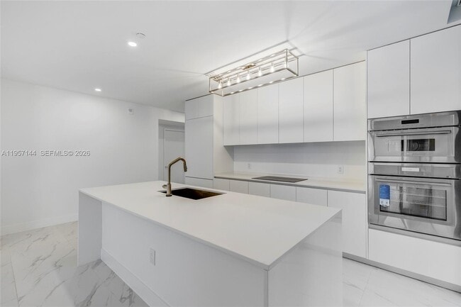 Foto del edificio - 700 NE 24th St