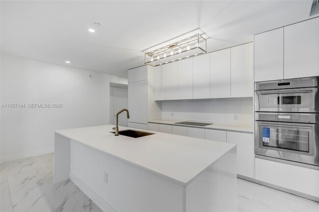 Building Photo - 700 NE 24th St