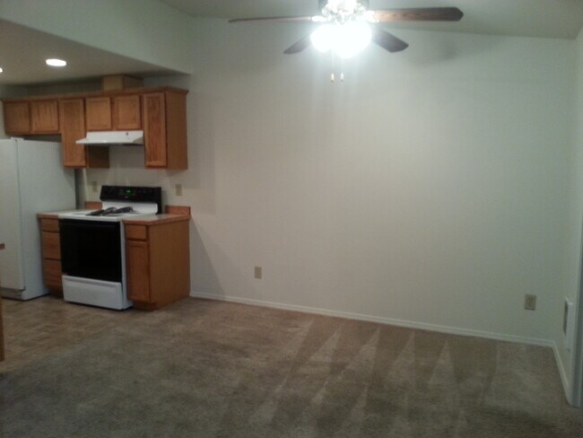 Building Photo - 1352br