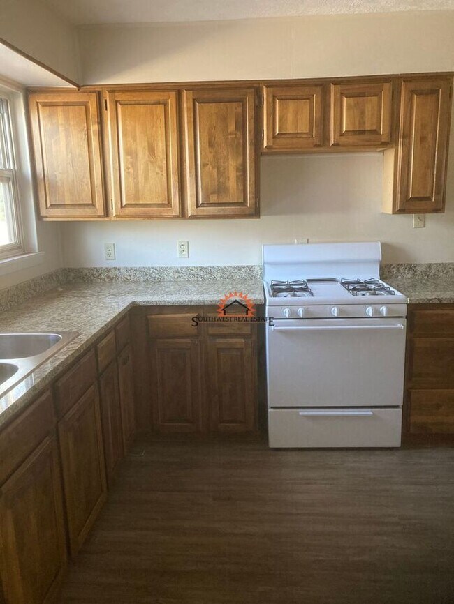 Foto del edificio - 3 Bed 1 3/4 Bath Single Car Garage with wo...