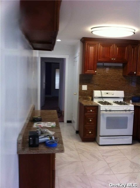 Foto del edificio - 76-18 266th St