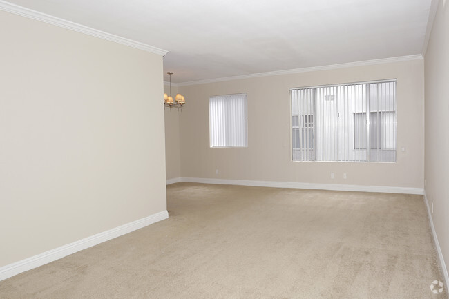 2BR, 2BA - 950 SF - The Lennox Apartment