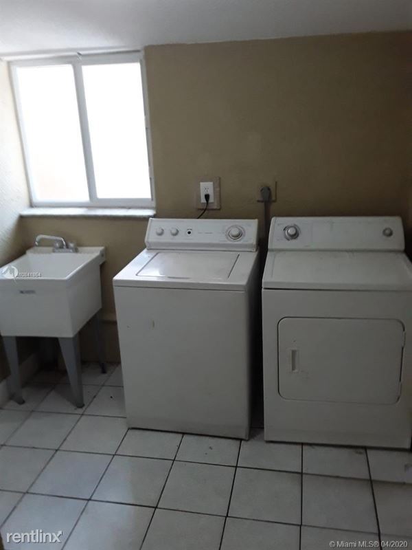 Building Photo - 3 br, 2 bath Apartment - 2526 NW 29th St