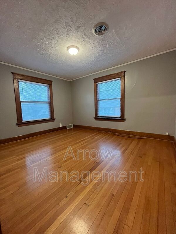 Building Photo - 1501 S 11th St