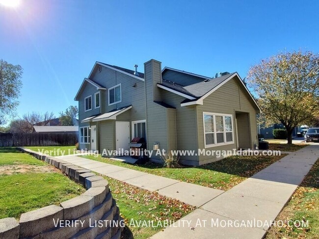 Building Photo - Fireplace, washer/dryer, under-the-stair s...