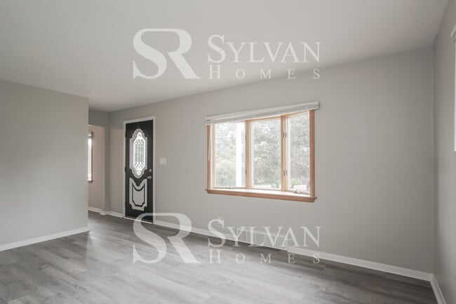 Building Photo - Stunning 3BR, 1.5BA brick home