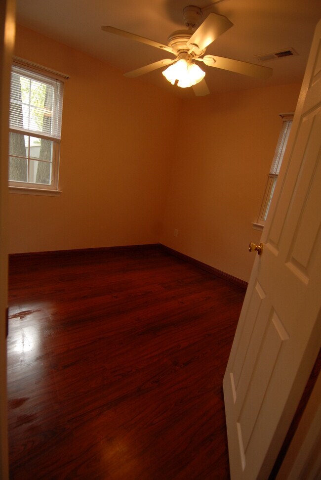 second bedroom - 102 Deerpath Dr