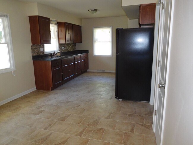 Building Photo - 16 E 158th Pl
