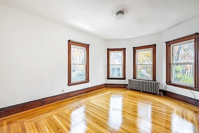 Building Photo - 61-61 Glenwood Rd