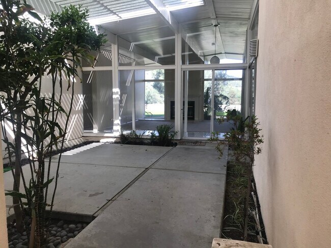 Foto del edificio - Fabulous 4 Bedroom 2 Bathroom  Granada Hil...