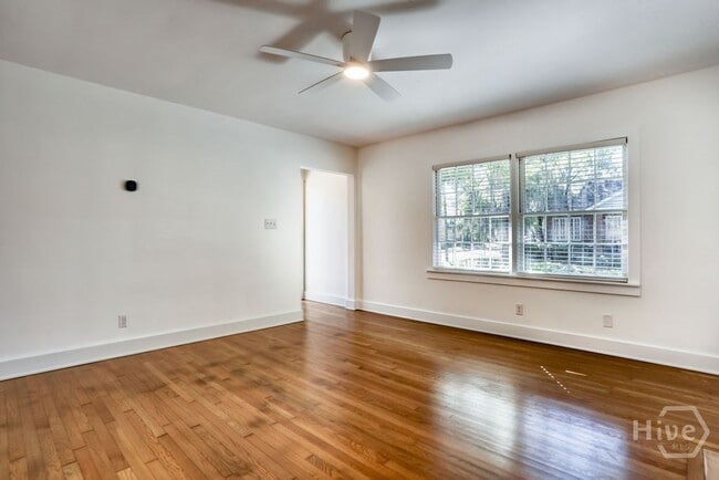 Building Photo - 916 Maupas Ave