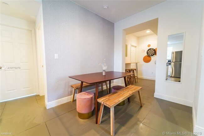 Foto del edificio - 2 br, 3 bath - 541 NW 33rd St