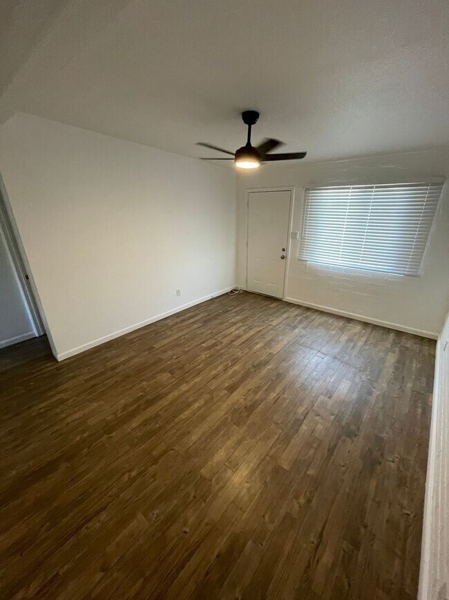Building Photo - READY TO VIEW NOW! 2 Bedroom, 1 Bath Apart...