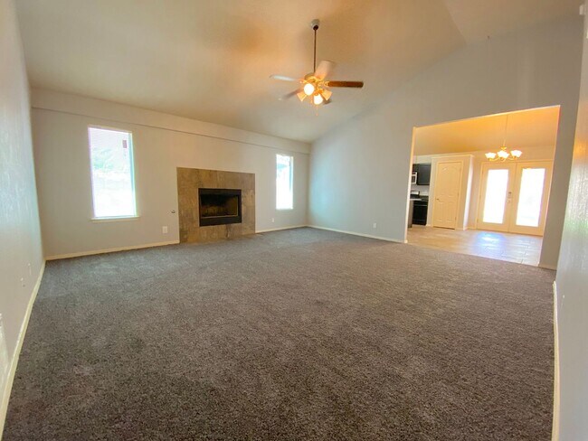 Foto del edificio - Sandstone Ranch Estates - 4Bed /3bath Refr...