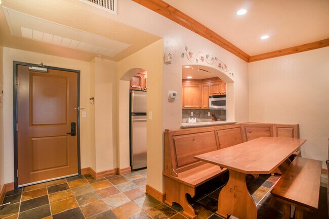 Building Photo - Villa 1058 1 Bed  2 Bath Full Kitchen
