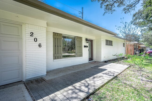 Building Photo - 206 Crestview Dr