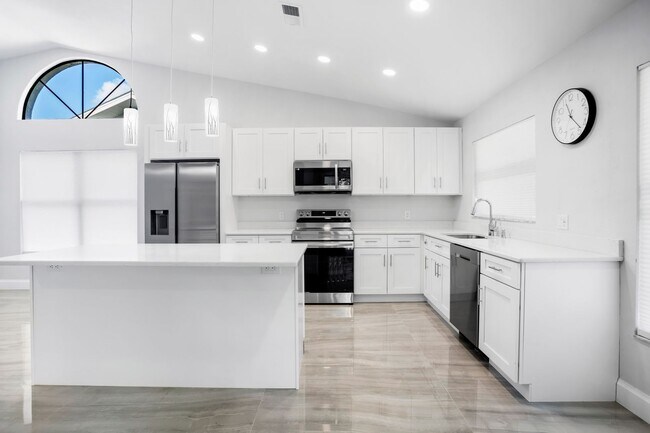 Building Photo - ** BROOKSHIRE ** 2 BED / 2 BATH - GARAGE -...