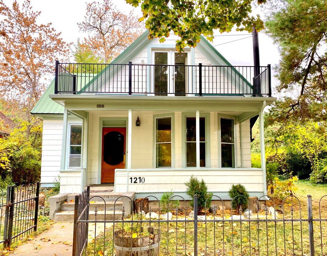 Primary Photo - 2500 Square Foot 3 Bedroom 2.5 Bath Home i...