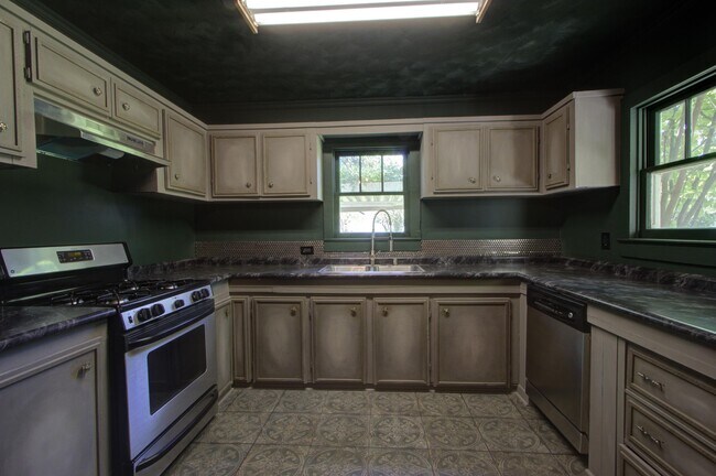 Building Photo - 206 N Kenwood Rd