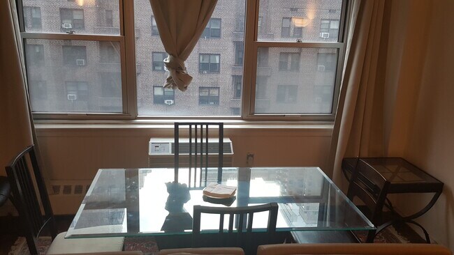 Foto del edificio - 300 E 40th St