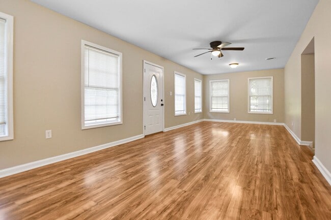 Foto del edificio - Pet Friendly Three Bedroom!