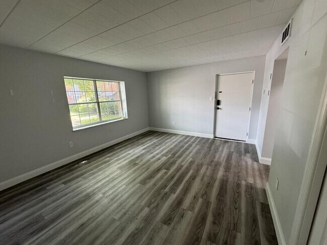 Building Photo - 906 Erdner Ave