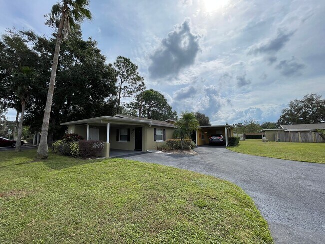 Building Photo - 2 Bed / 1 Bath Villa Style Condo In the He...