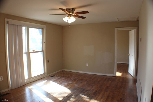 Building Photo - 210 Median Cir