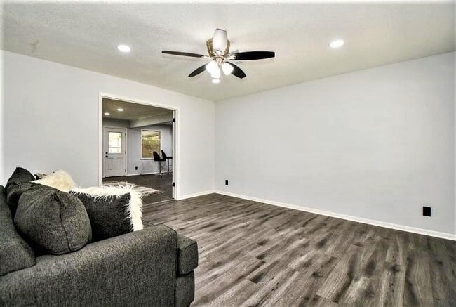 Foto del edificio - 2404 Oaks Dr