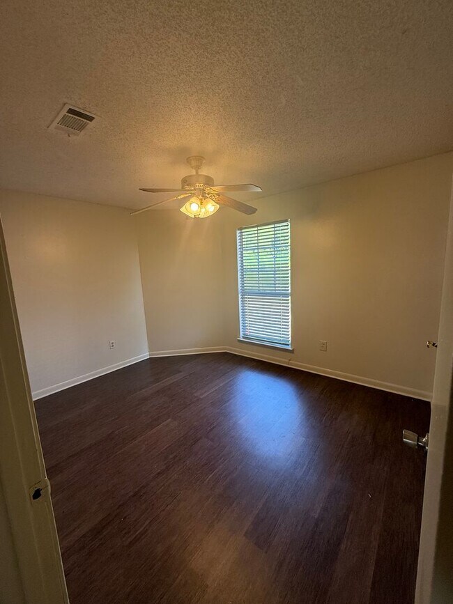 Foto del edificio - 2BD 2.5BA CONDO WITH WATER INCLUDED