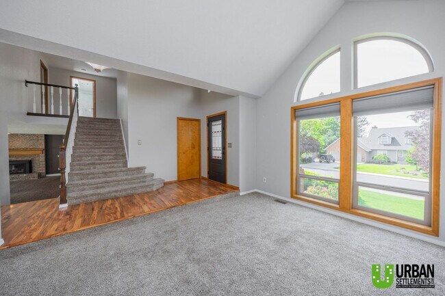 Building Photo - Spacious 4 bedroom and 3 bathroom house fo...