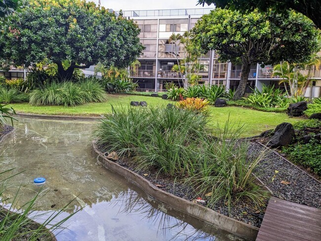 Building Photo - 3 bedrooms, 2 full bathrooms Quiet End Unit