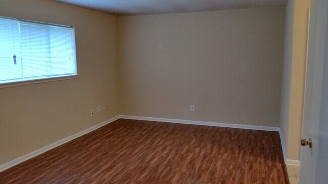Foto del edificio - 430 Mistywood Dr