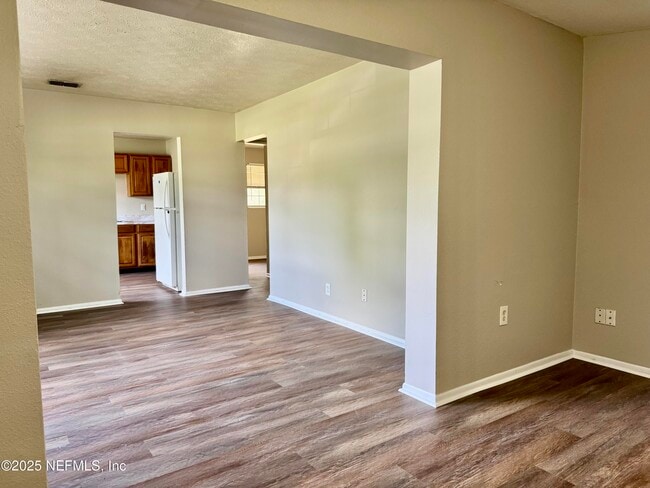 Building Photo - 7054 Red Robin Dr