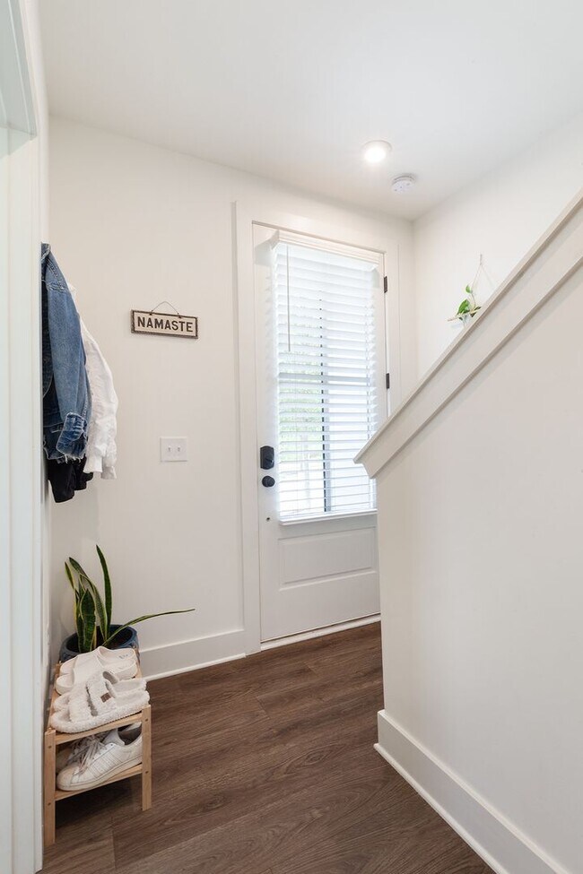 Foto del edificio - Stylish End-Unit Townhome Minutes From Gra...