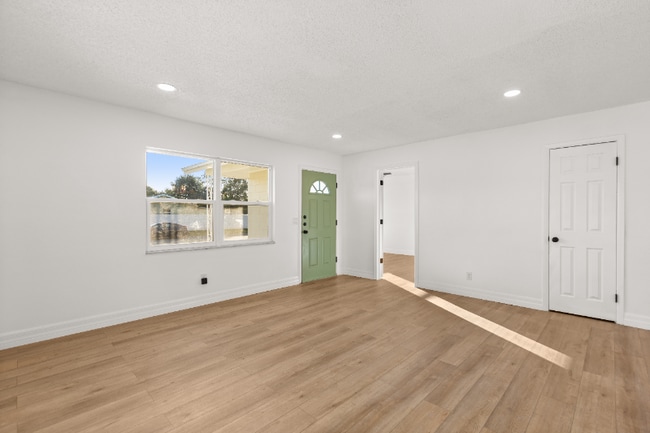 Foto del edificio - 5688 Cardinal Guard Ave