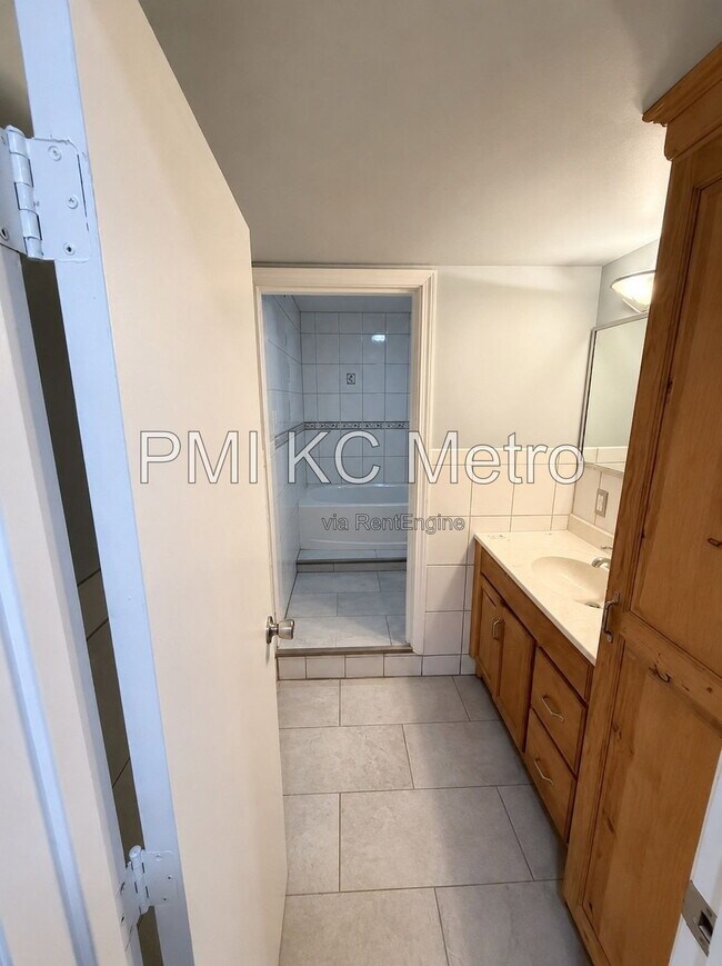 Foto del edificio - 6005 Hedges Ave