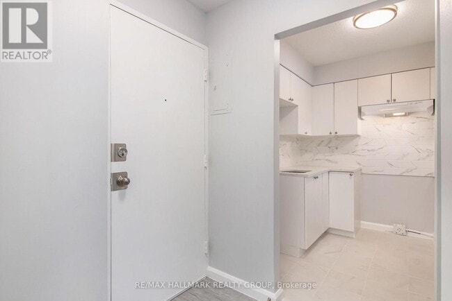 Building Photo - 2041-2041 Arrowsmith Dr