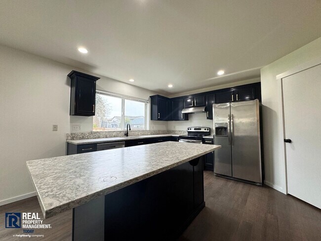 Foto del edificio - Spacious 3-Bedroom Home with Vaulted Ceilings, Fenced Yard & 2-Car Garage in Puyallup!!