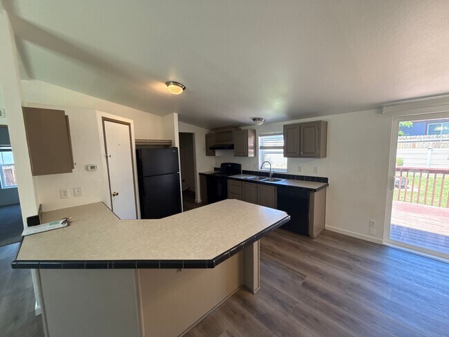 Foto del edificio - PETS Considered! SW Old Mill Area 4 Bdrm, ...