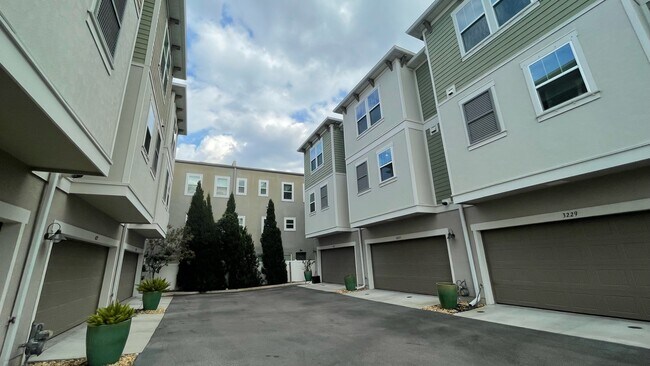 Foto del edificio - 3227 W Horatio St