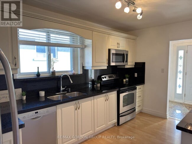 Photo du bâtiment - 111 Bayview Pkwy