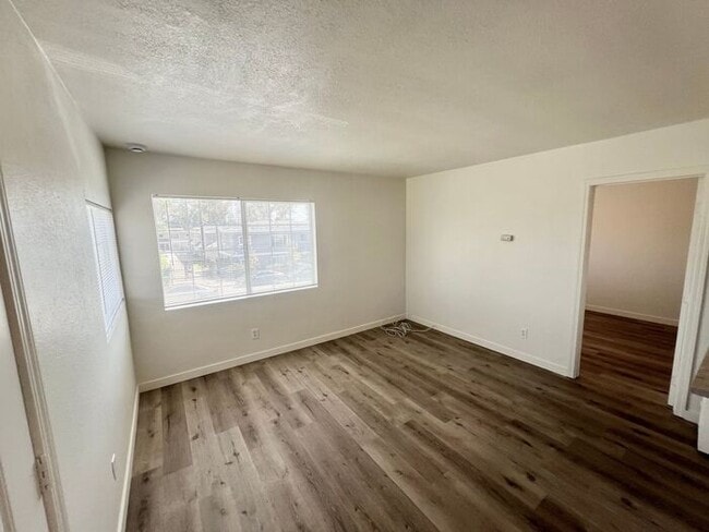 Building Photo - Upgraded 1 Bed / 1 Bath Upstairs Unit in L...